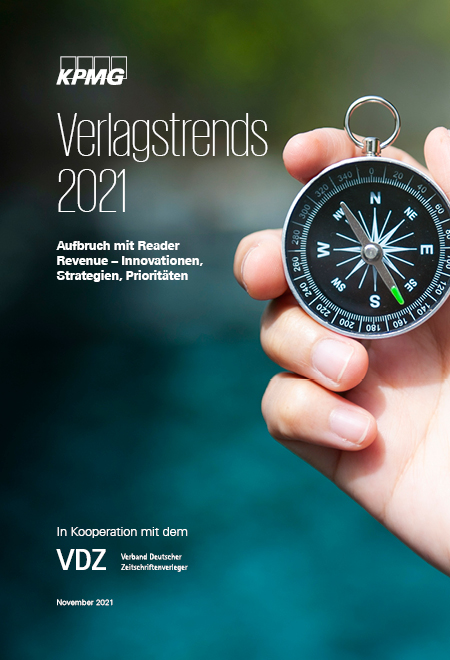 verlagsstudie-2021-cover-kompass-in-der-hand-450x660