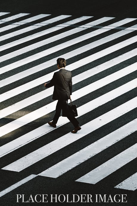 Mann überquert Zebrastreifen