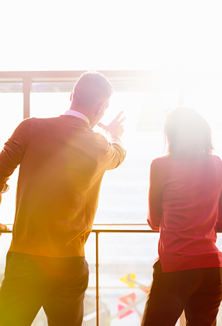 zwei-menschen-gucken-in-sonne-450x660